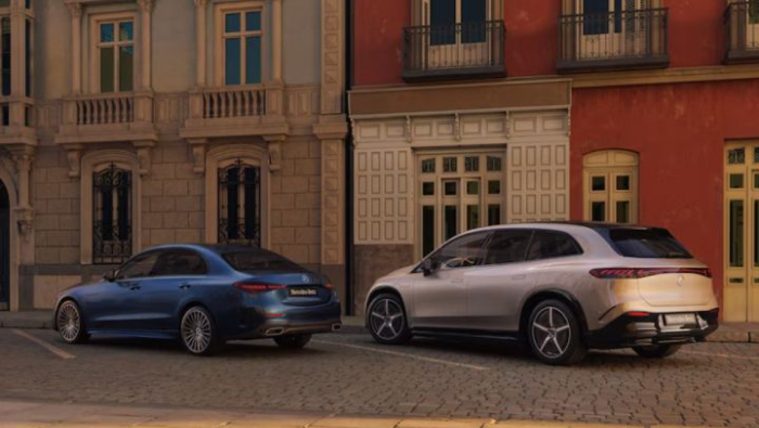 Zwei Mercedes vor einem Wohnblock