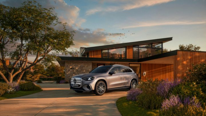 Mercedes vor einem  Haus