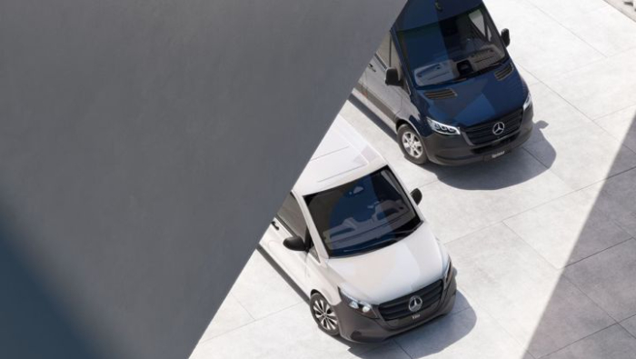 Zwei Mercedes Transporter von oben