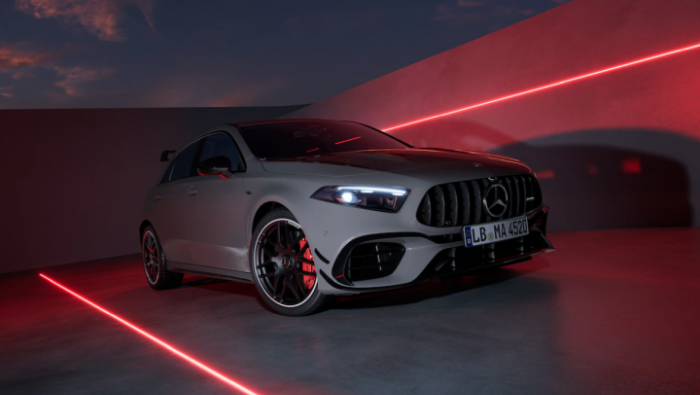 Ein Mercedes vor einem roten Hintergrund