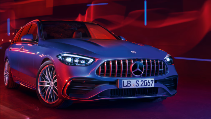 Ein Mercedes im roten Licht