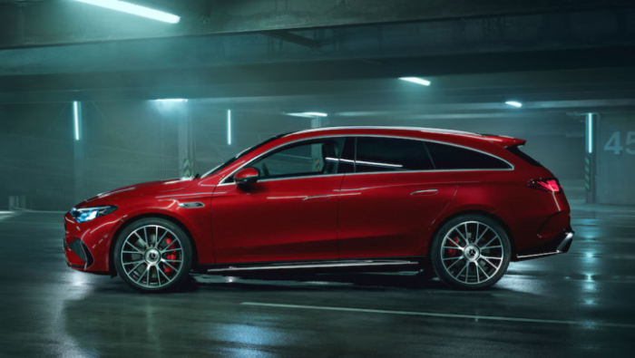 Ein roter Mercedes in einer Parkgarage