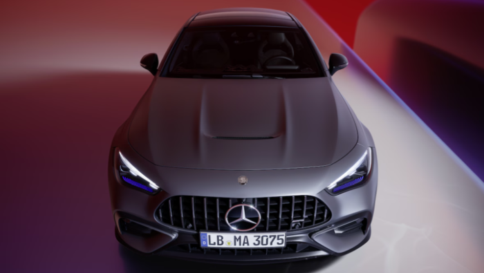 Ein Mercedes in Frontansicht von oben