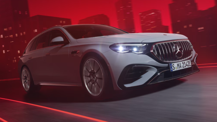 Ein Mercedes vor einem roten Hintergrund mit Skyline