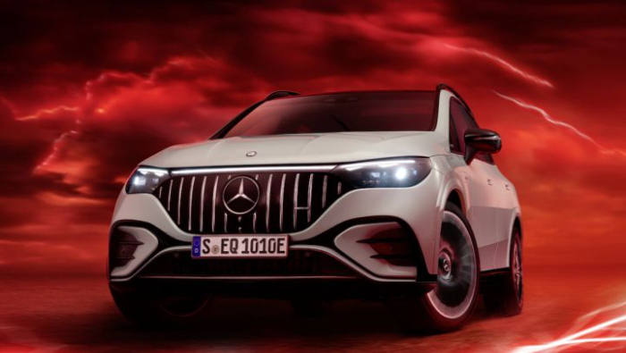 Ein Mercedes vor einem roten Hintergrund, Frontansicht