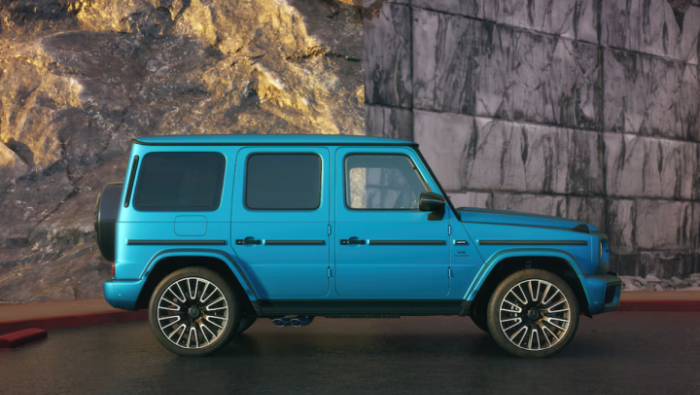 Ein blauer Mercedes vor einer Steinmauer