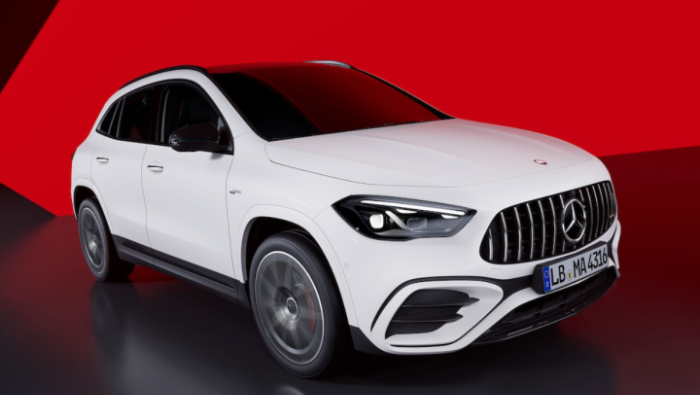 Ein wei�er Mercedes vor einem roten Hintergrund