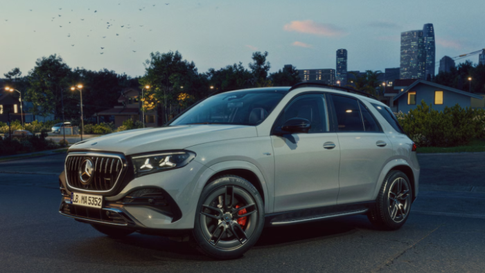 Ein geparkter Mercedes in der D�mmerung 