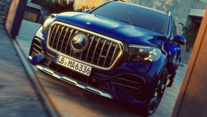 Ein blauer Mercedes in Frontansicht