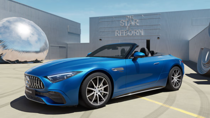 Ein blauer Mercedes auf einem Parkplatz
