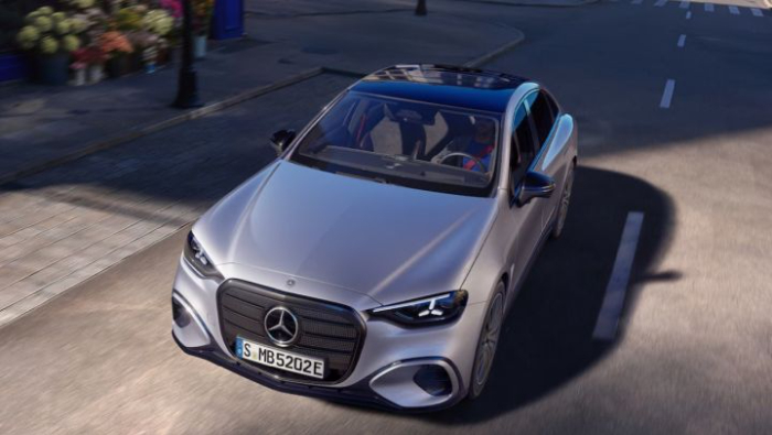 Die neue vollelektrische C-Klasse von Mercedes-Benz in Forntalansicht auf einer Stra�e