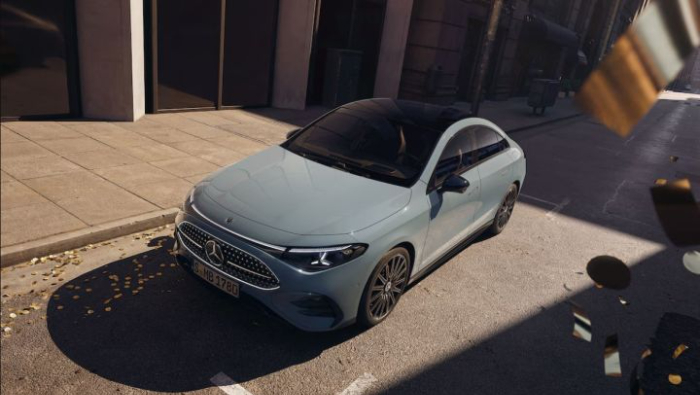 Ein Mercedes CLA Coup� auf einem Parkplatz