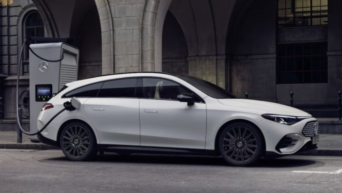 Ein wei�er Mercedes CLA Shooting Brake parkend und am laden