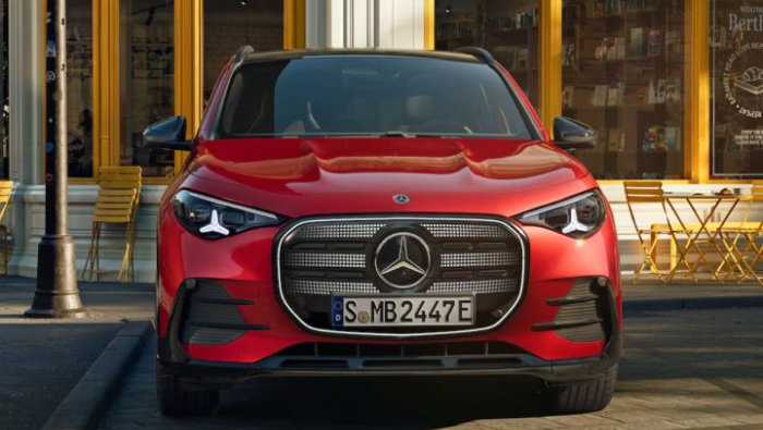 Ein roter Mercedes vor einem Kaffeehaus geparkt