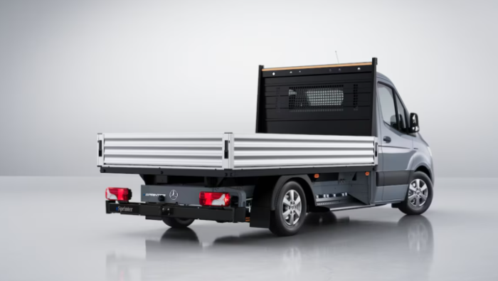 Ein Transporter mit Ladefl�che 