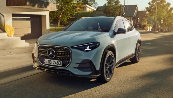Ein Mercedes geparkt in einer Vorstadt