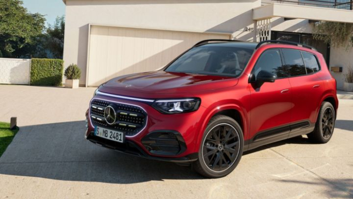 Ein roter GLB vor einem Haus