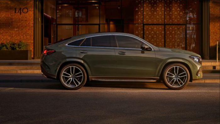Der neue GLE Coup� von Mercedes-Benz in Seitenansicht vor einem Geb�ude