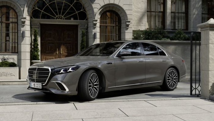 Die neue Mercedes S-Klasse vor einem Geb�ude 