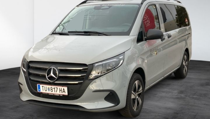 Frontansicht eines grauen Mercedes Vito vor einem neutralen Hintergrund