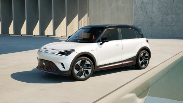 Ein weier smart #1 vor einem modernen Hintergrund