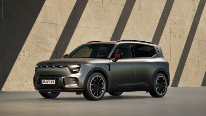 Ein grauer smart #5 vor einem brauen Hintergrund