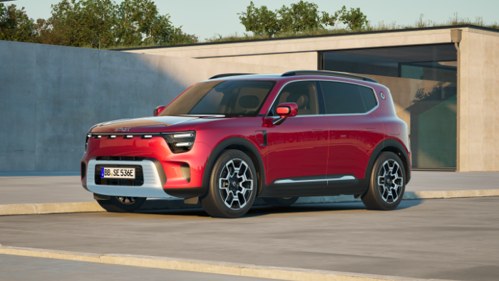 Ein roter smart #5 geparkt