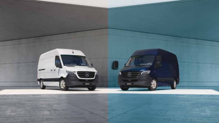 Zwei Mercedes Transporter vor einer Betonwand