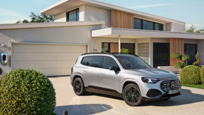 Ein Mercedes GLC vor einem Familienhaus