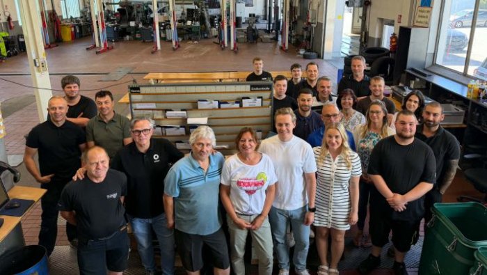 Team Foto der Firma Hummel, in der Werkstatt